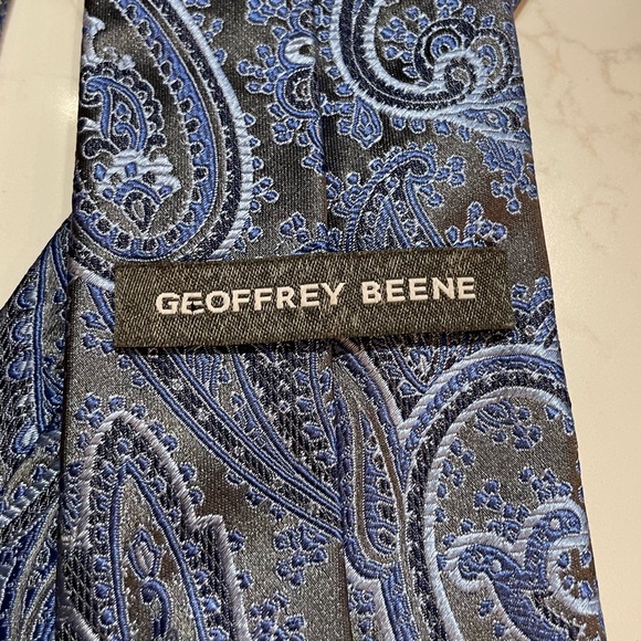 Classic Geoffrey Beene Tie EUC - Picture 3 of 5